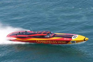Wein und Speedboot von Cranefields Wine